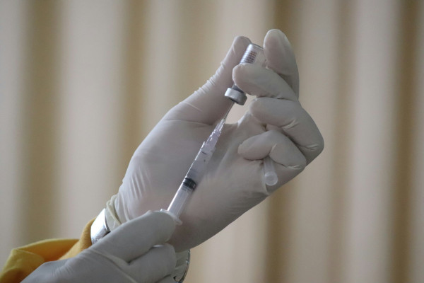Εμβόλιο κορωνοϊού: Μειώνεται ο κίνδυνος θανάτου αλλά η προστασία φθίνει μετά από 6 μήνες