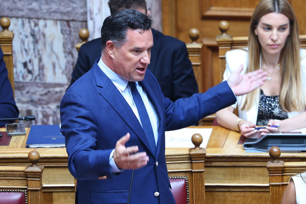 Γεωργιάδης στη Βουλή: Τι είπε για τη γιατρό του ιατρείου στο Κολωνάκι και το μηχάνημα πλασμαφαίρεσης