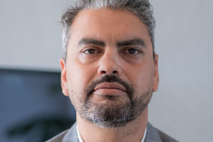 Ζαφείρης Φαχούρης: Καλοκαιρινή περιποίηση προσώπου με φυσικά υλικά που έχουμε στην κουζίνα μας